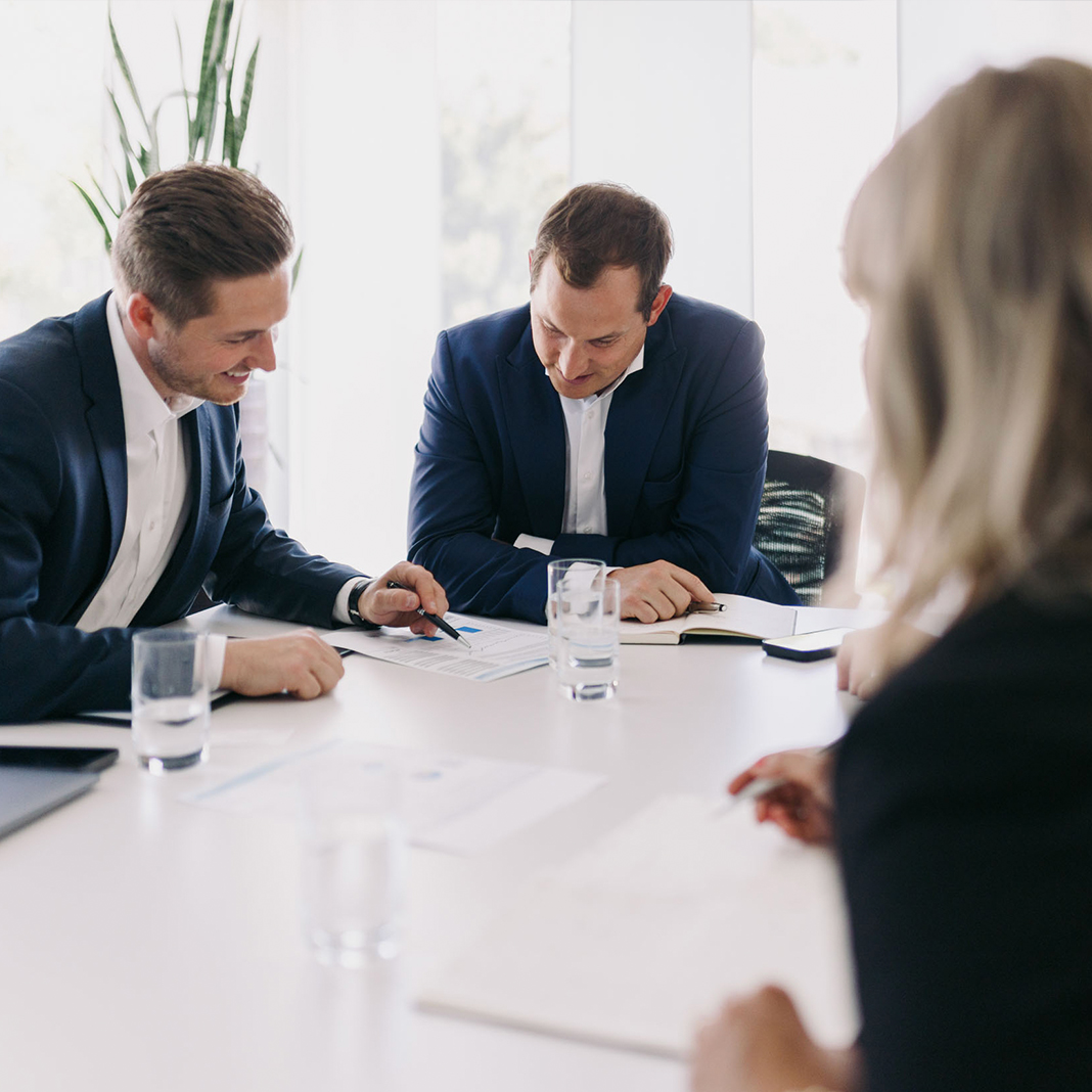 Team von W&L Asset Management in einem Meeting zur kostenlosen Portfolio-Analyse