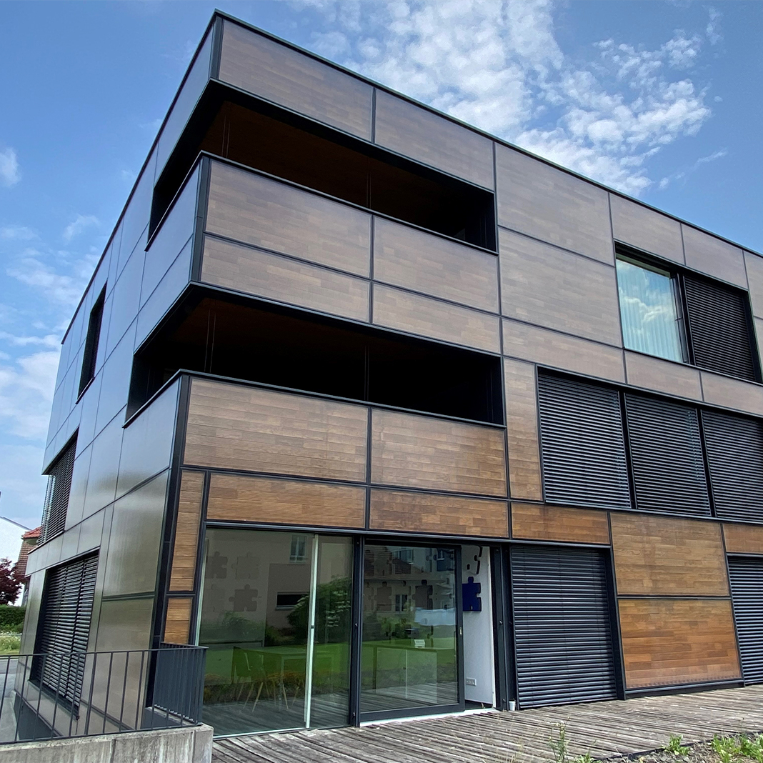 Büro-Gebäude der W&L Vermögensverwaltung mit moderner Holz- und Glasfassade in Ruggell, Liechtenstein.