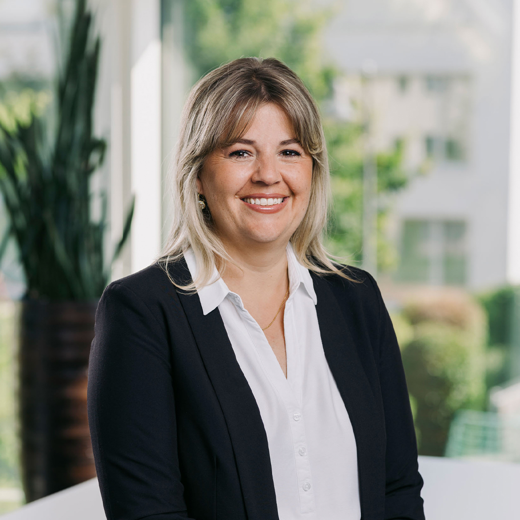 Porträtfoto von Mag. (FH) Elisabeth Visinoni, Mitarbeiterin der der W&L Vermögensverwaltung